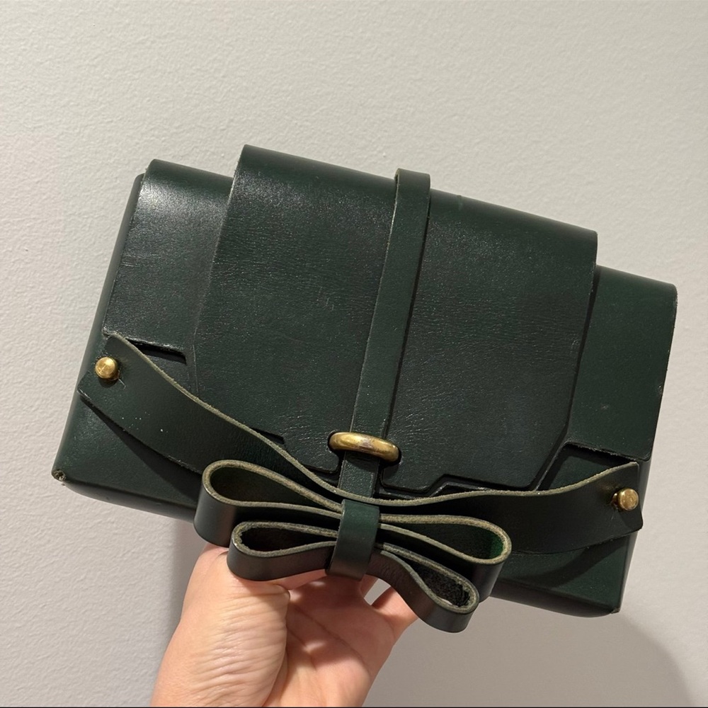 NIELS PEERAER Elegant Green Leather Clutch with Bow Accent